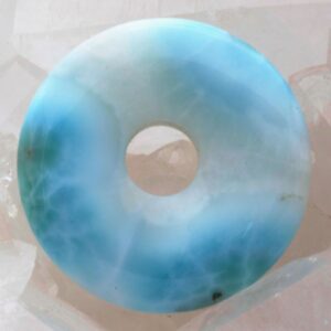 Edelstein Donut - Larimar, Atlantisstein, blauer Pektolith